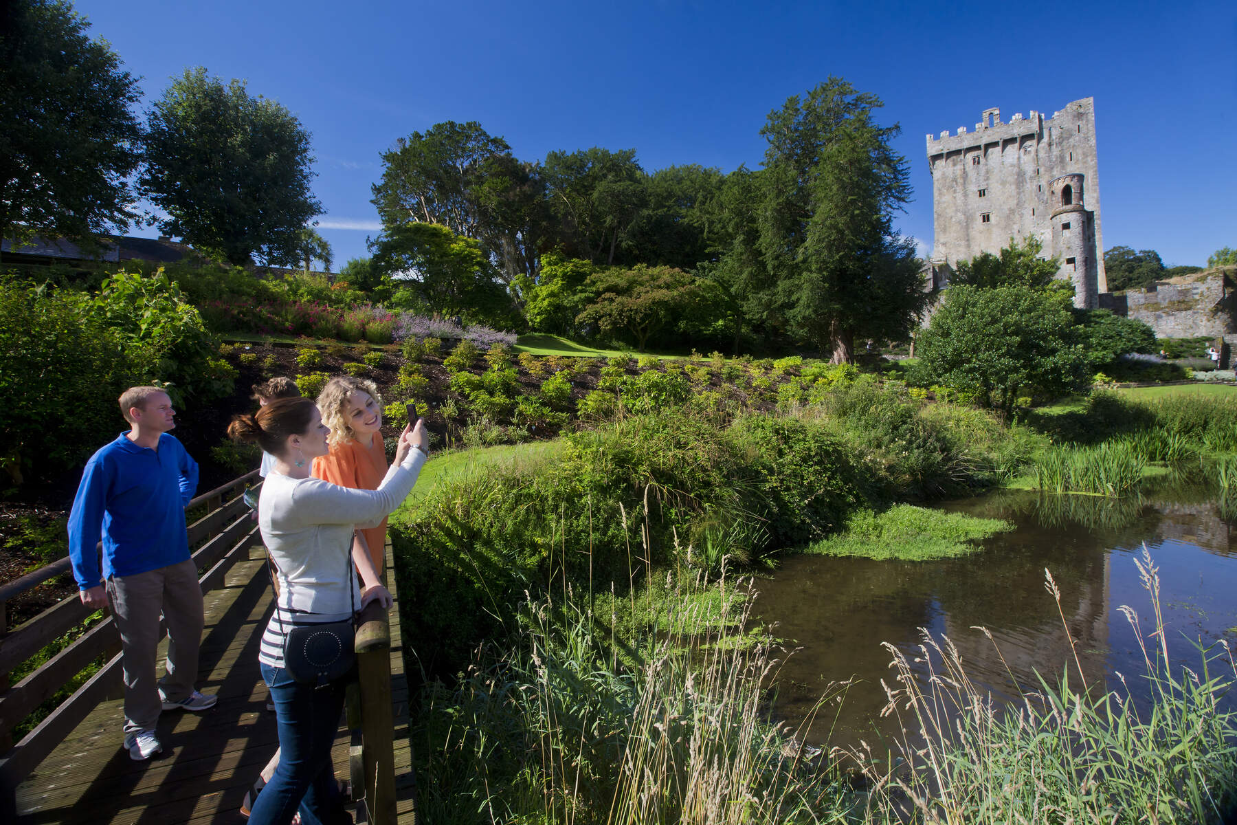 Blarney-castle-with-people-on-bridge