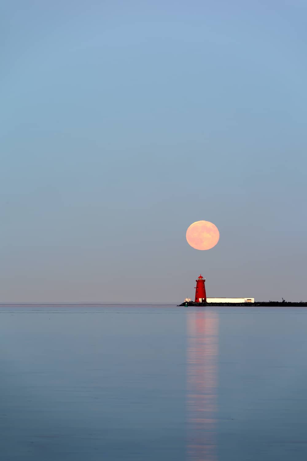 weather-gallery-blood-moon-poolbeg-lighthouse-dublin-shutterstock
