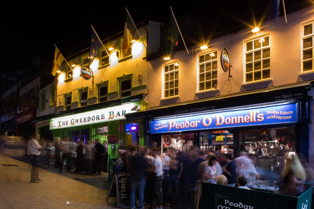 Crowds outside Peadar O’Donnell’s pub in Derry~Londonderry, known for live music and a lively traditional Irish atmosphere.