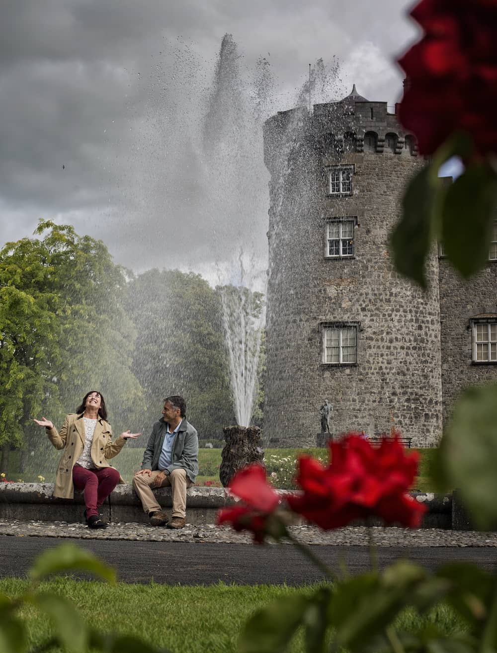 kilkenny-castle-kilkenny-city-fountain-couple-roses-1