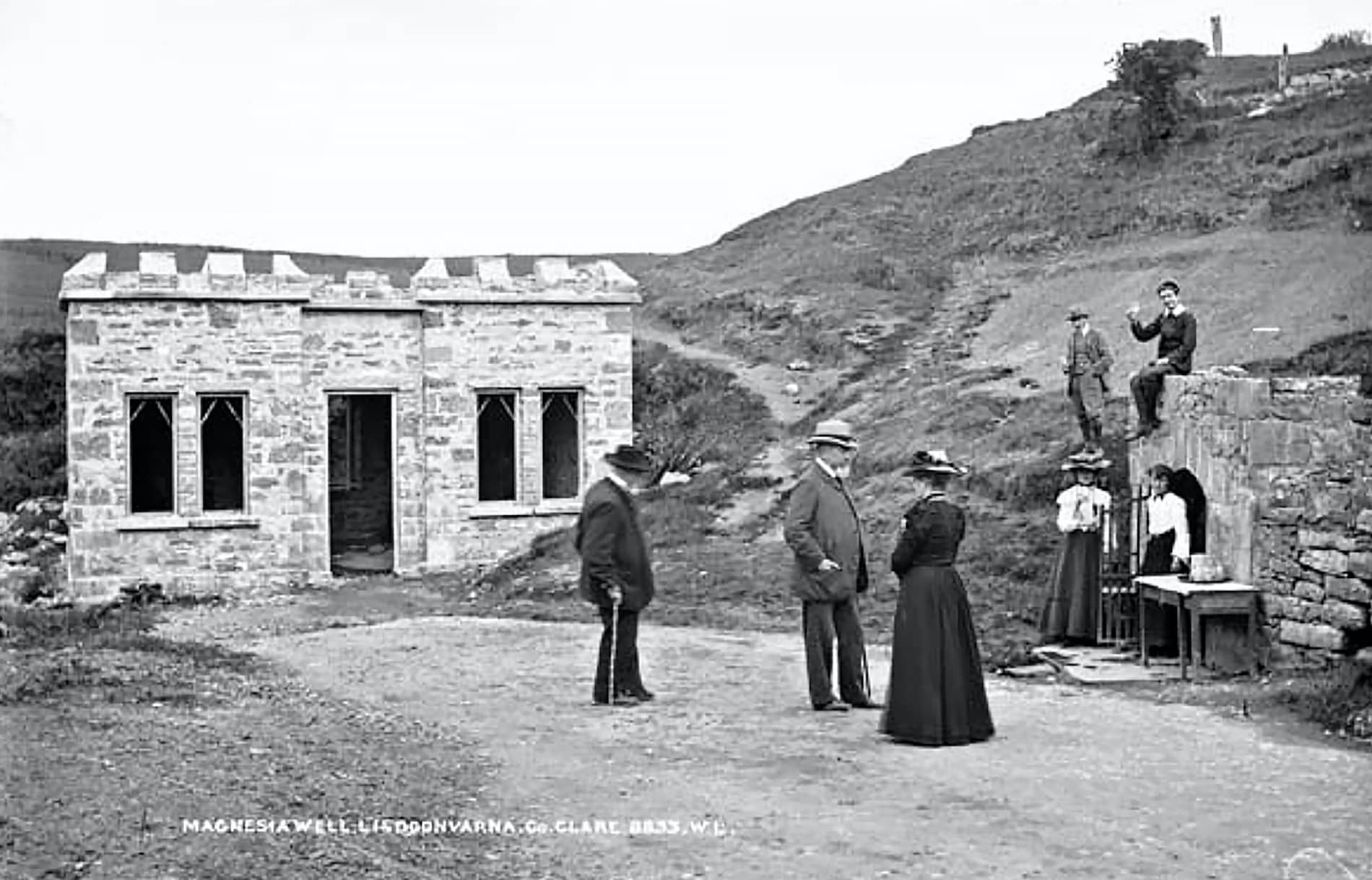 lisdoonvarna-spa-wells-black-and-white-alamy