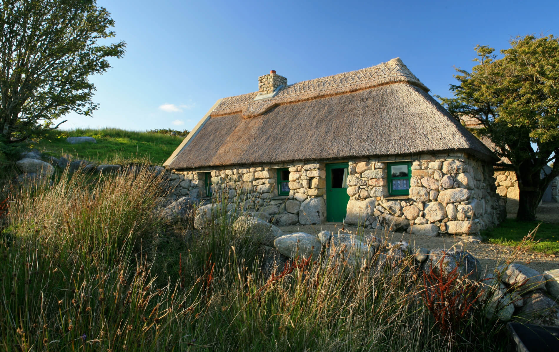 thatched-cottages-cnoc-suain-county-galway-v1
