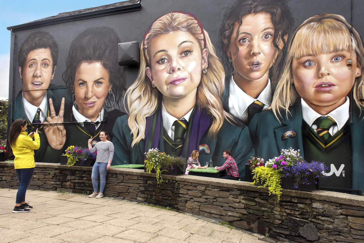 amazing-women-derry-girls-mural-derry-londonderry