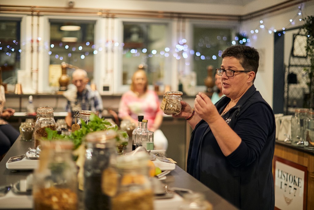 listoke-gin-school-inset-4