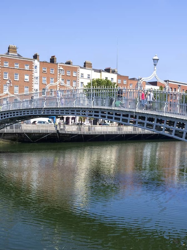 Kayaker paddling under the Ha’penny Bridge on the River Liffey in Dublin city centre.