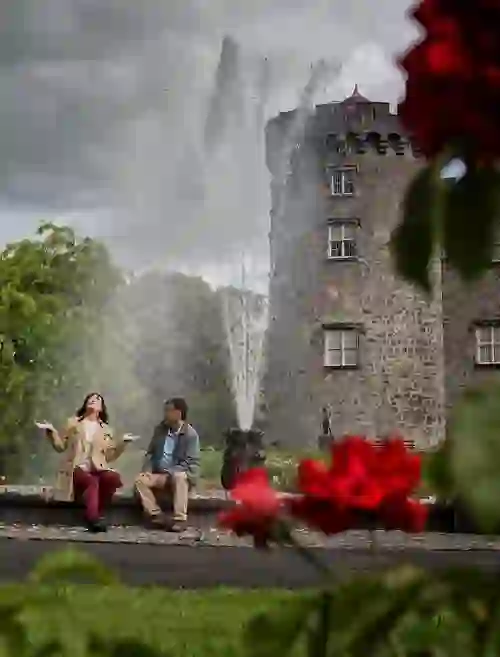 kilkenny-castle-kilkenny-city-fountain-couple-roses-1