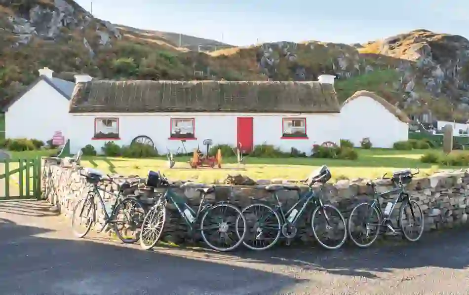 thatched-cottages-glencolmcille-folk-village-county-donegal-v1