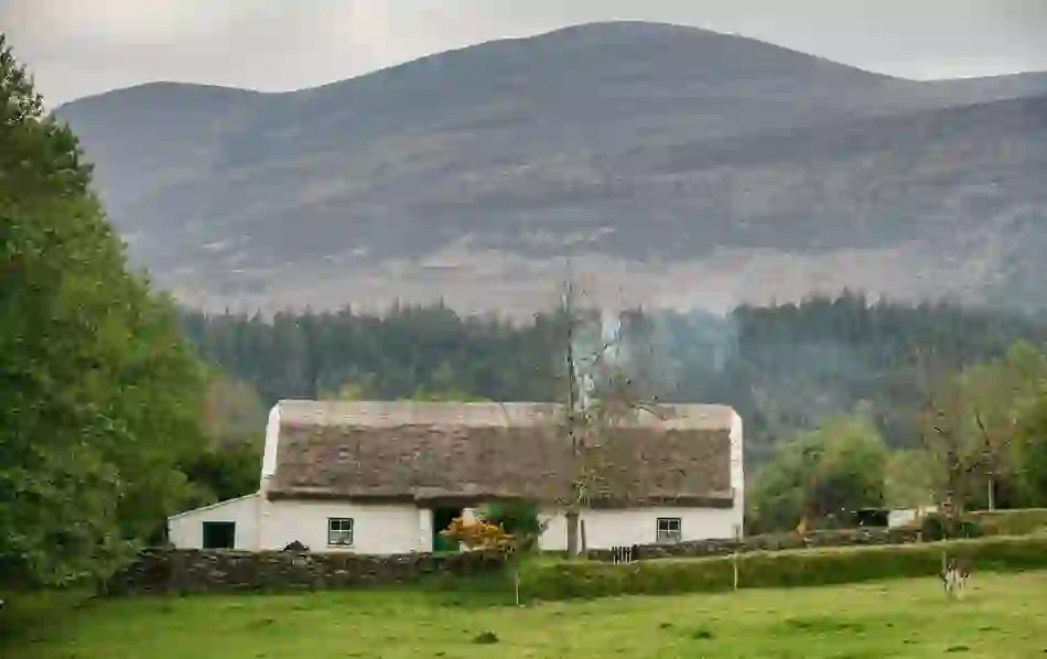 thatched-cottages-muckross-house-traditional-farms-county-kerry-v1