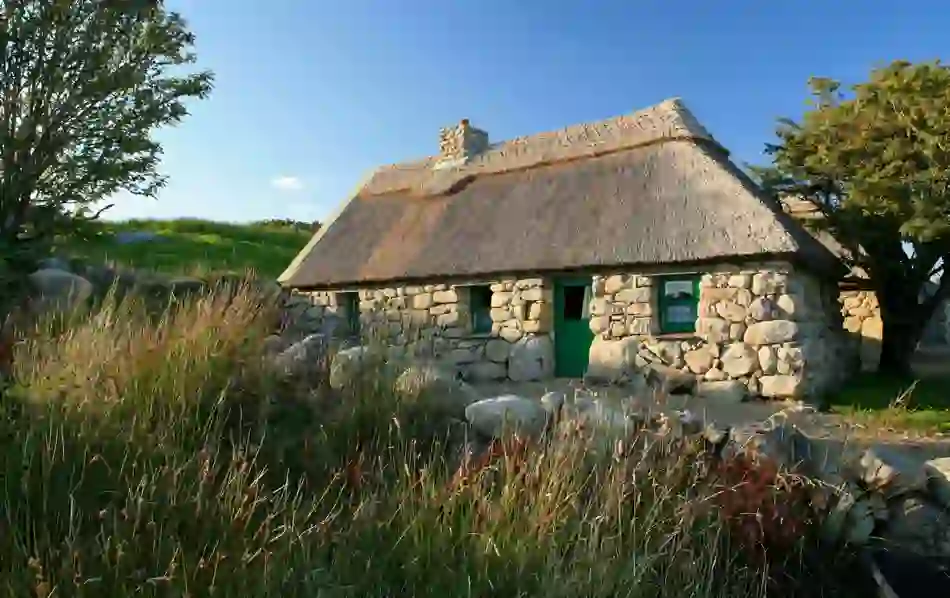 thatched-cottages-cnoc-suain-county-galway-v1