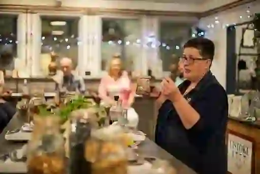 listoke-gin-school-inset-4