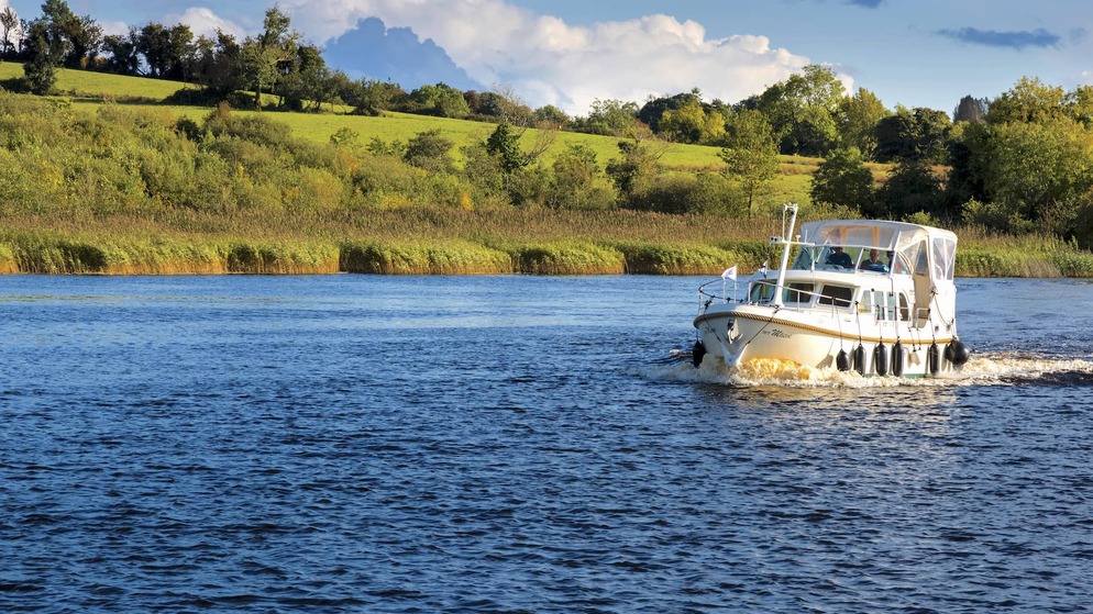 shannon-erne-cruise-cruiser-on-river-erne-fermanagh-bg