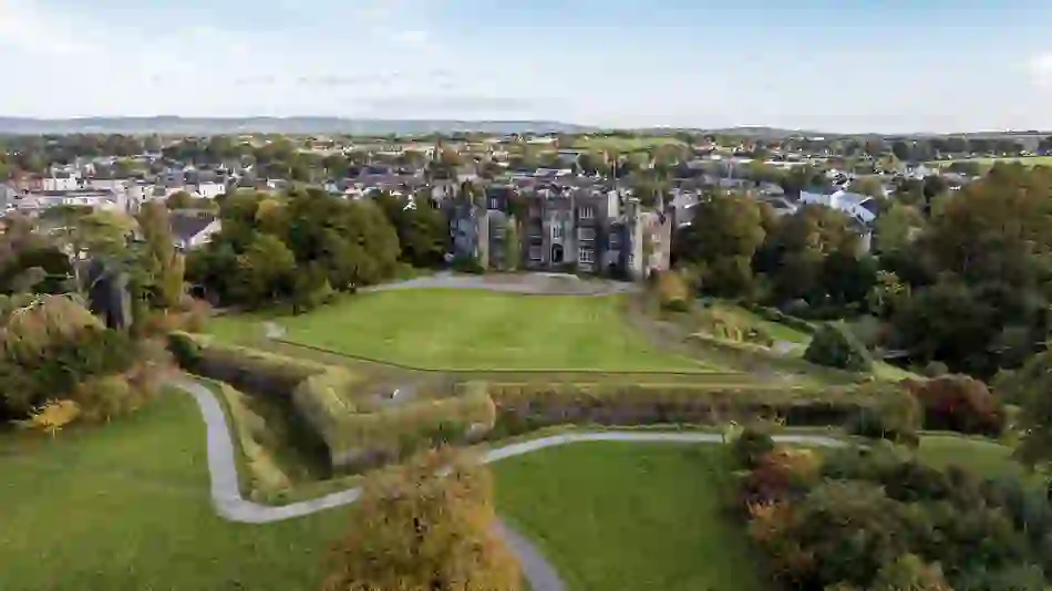birr-castle-bg-desk