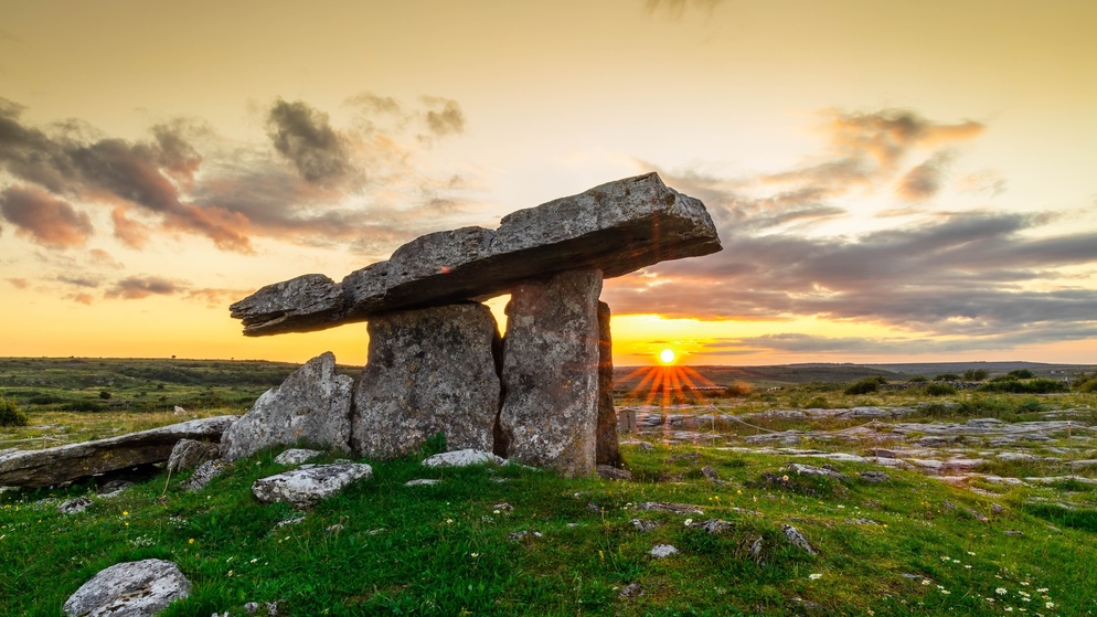 poulnabrone-bg-desk