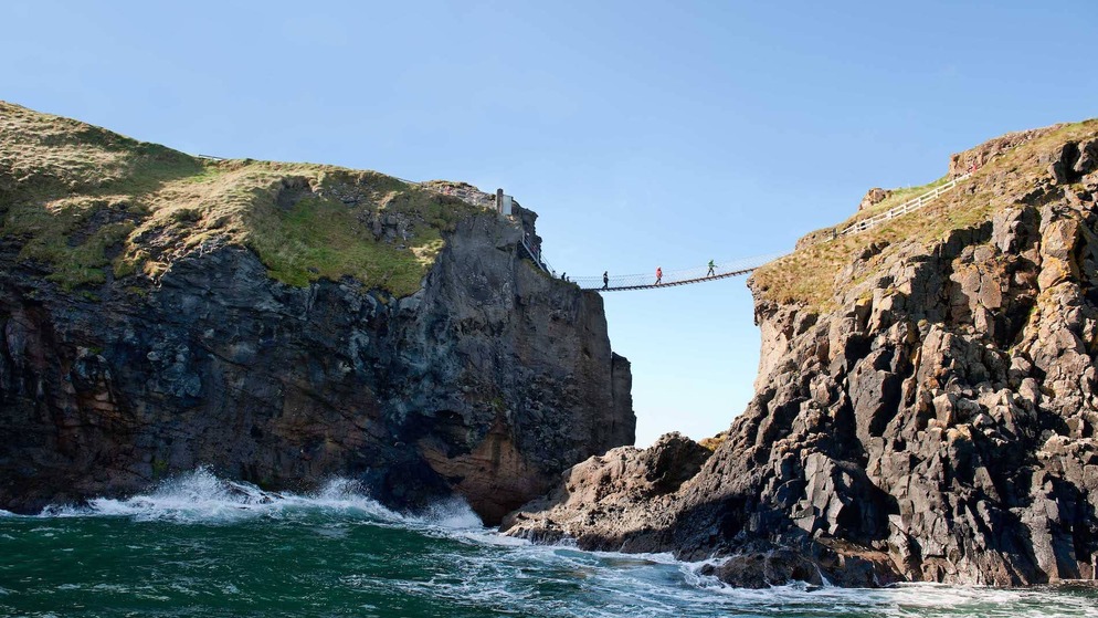 coast-of-ireland-bg-carrick-a-rede-rope-bridge-antrim-1