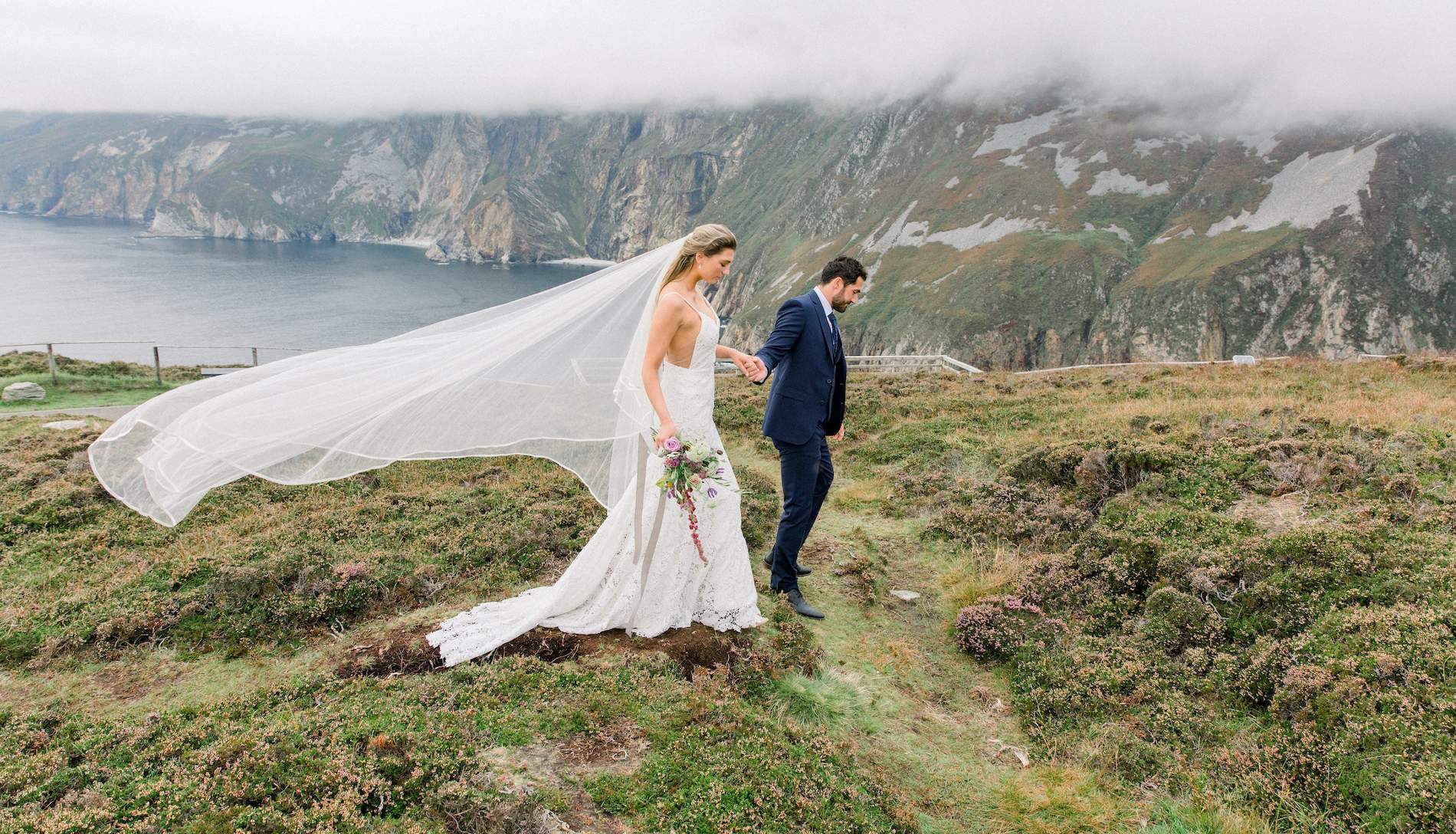 wedding-collection-couple-slieve-league-cliffs-donegal-bg