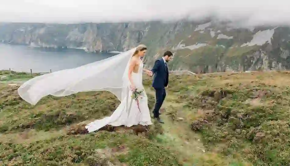 wedding-collection-couple-slieve-league-cliffs-donegal-bg